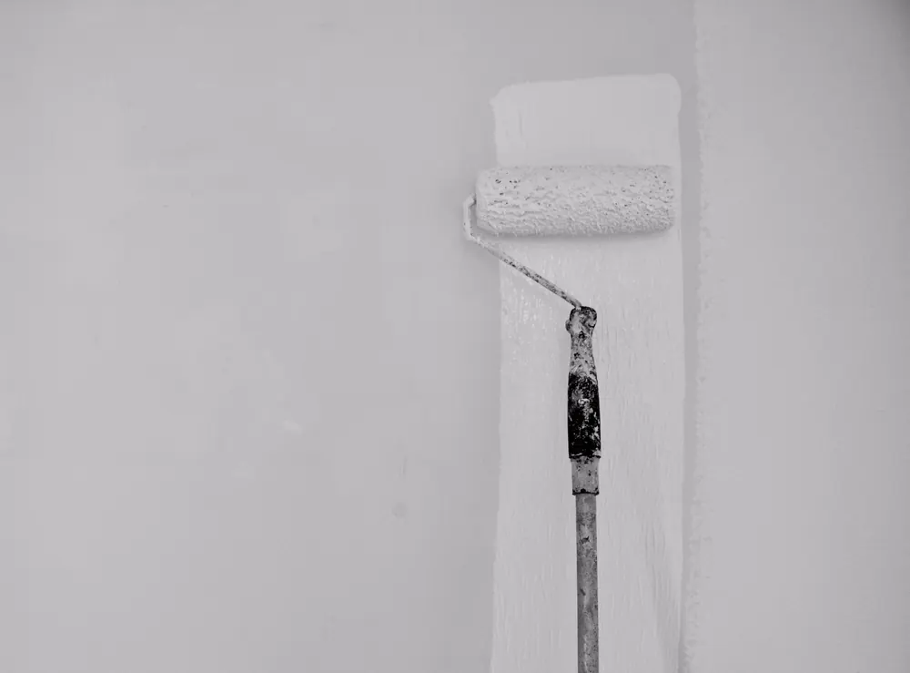 Noggrant måleriarbete med roller