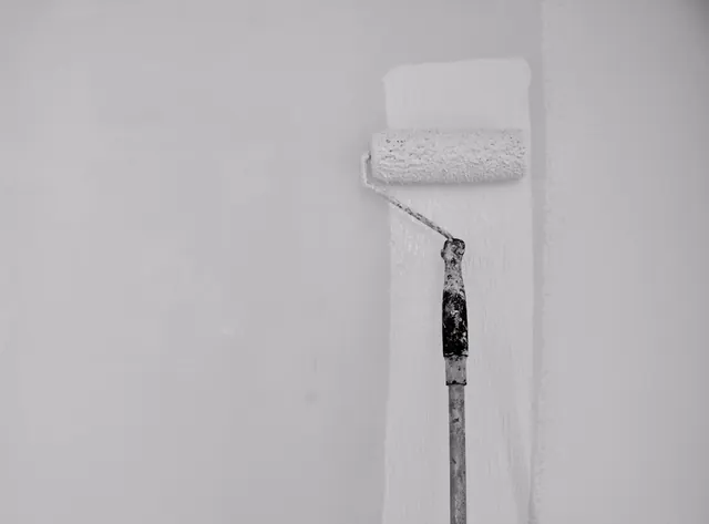 Målning av vägg med roller